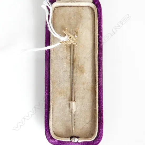 9ct SWALLOW PIN IN ORIGINAL CASE