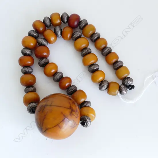 FAUX AMBER & WHITE METAL BEAD NECKLACE 1 X.LGE BEAD L.560mm 