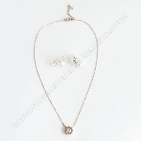 GOLD TONE FASHION JEWELLERY FAUX DIAMOND PENDANT & CHAIN + PR EARRINGS 