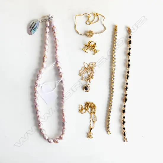 PEARL NECKLACE L.450mm + 6 PCES GOLD TONE COSTUME JEWELLERY; CHANEL STYLE ETC