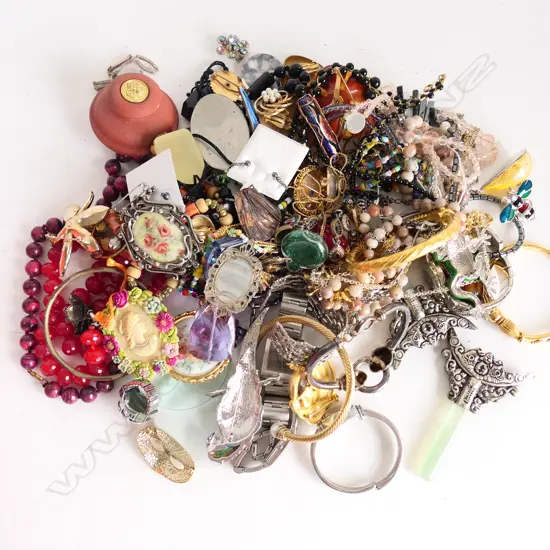 BOX LOT ASST. COSTUME JEWELLERY / WRIST WATCHES ETC