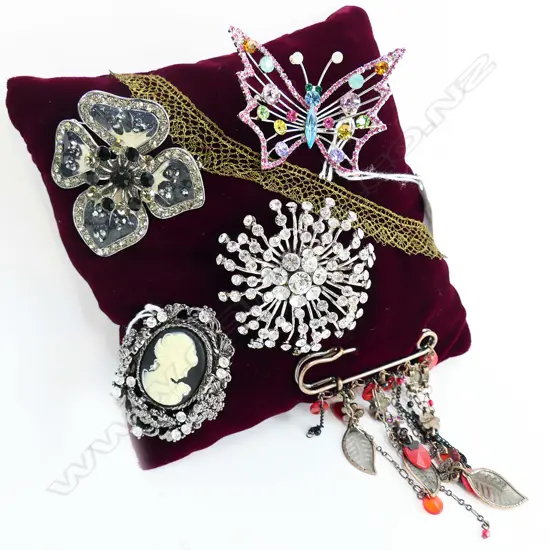 5 costume jewellery brooches