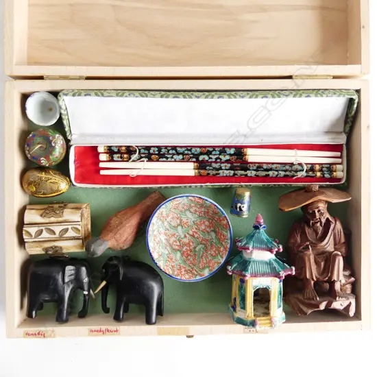 SMALL WOODEN BOX W290MM & CONTENTS OF 12 ORIENTAL COLLECTABLES