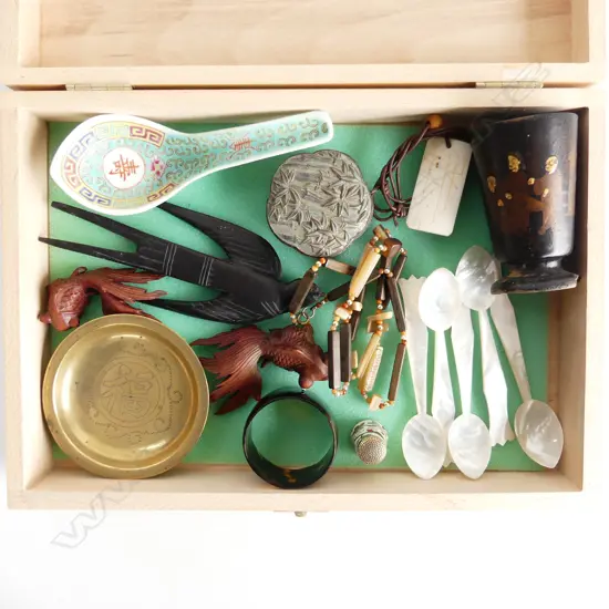 SMALL WOODEN BOX W290MM & CONTENTS OF 12 ORIENTAL COLLECTABLES