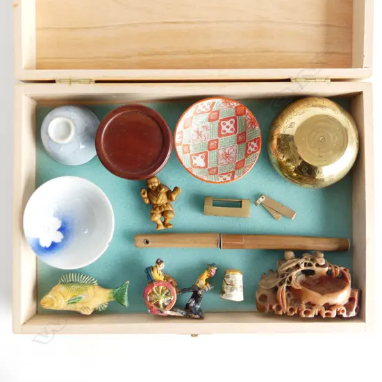 SMALL WOODEN BOX W290MM & CONTENTS OF 12 ORIENTAL COLLECTABLES