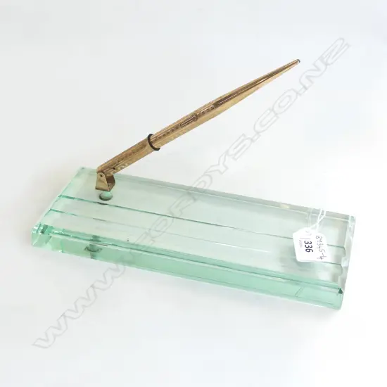 DECO WAHI GOLD PLATE FOUNTAIN PEN ON GLASS DESK STAND (pen needs new bladder)