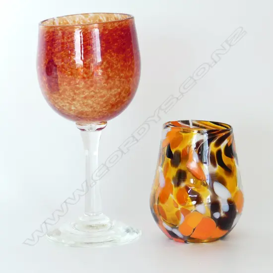 2 ART GLASS PCES: LYNDON OVER WINE GLASS H.205mm & MATT HALL MOTTLED TUMBLER H.110mm