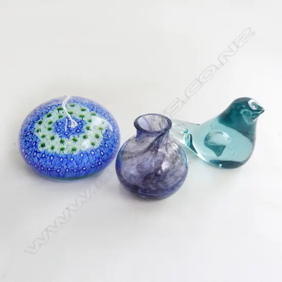 3 PCES ART GLASS: BIRD, VASE, PAPERWEIGHT 95mm dia