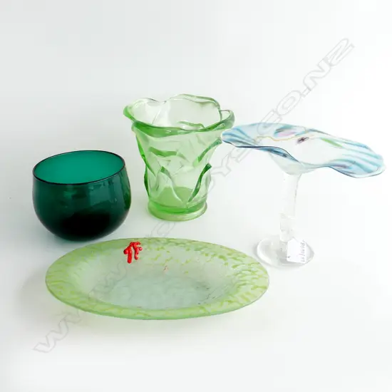 4 PCES ART GLASS; 2 GREEN BOWLS, COMPORT, VASE H.150mm