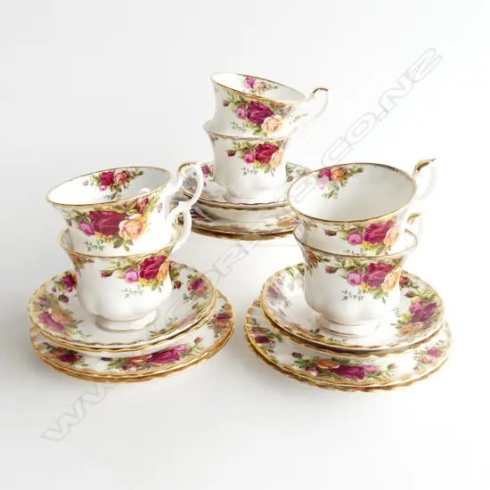 SET OF 6 ROYAL ALBERT OLD COUNTRY ROSES TRIOS, 6 CUPS, 6 SAUCERS, 6 PLATES MADE IN ENGLAND, EXCELLENT CONDITION