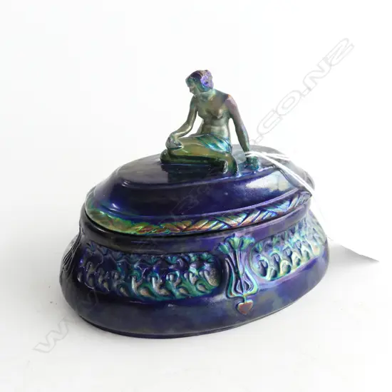 HUNGARIAN ZSOLNAY LUSTRE LIDDED BOX L.145mm minor damage