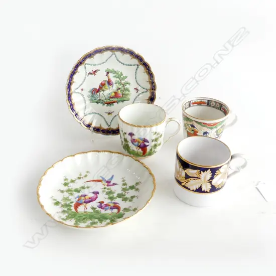 5 PCES ANTIQUE CHINA; 3 CUPS, 2 SAUCERS (1 EARLY WORCESTER) SMALL CHIP TO RIM OF CUP