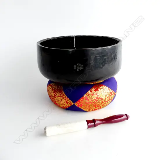 OLD HANDMADE BRONZE JAPANESE BUDDHIST SINGING BOWL Dia.250mm on cushion