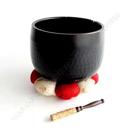 OLD HANDMADE BRONZE JAPANESE BUDDHIST SINGING BOWL Dia.160mm on cushion