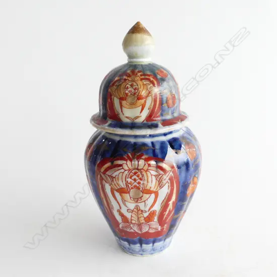 19THC JAPANESE IMARI LIDDED JAR (repair to finial) H.190mm