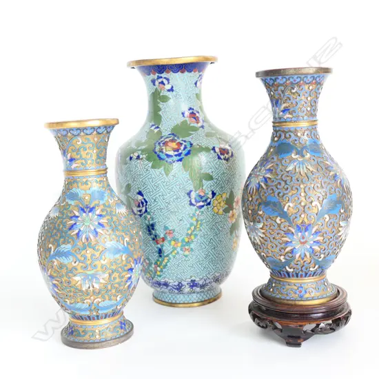 ORIENTAL CLOISONNE VASE, H.230mm & PR CHAMPLEVE VASES 1 W STAND IN BLUE TONES, H.180mm