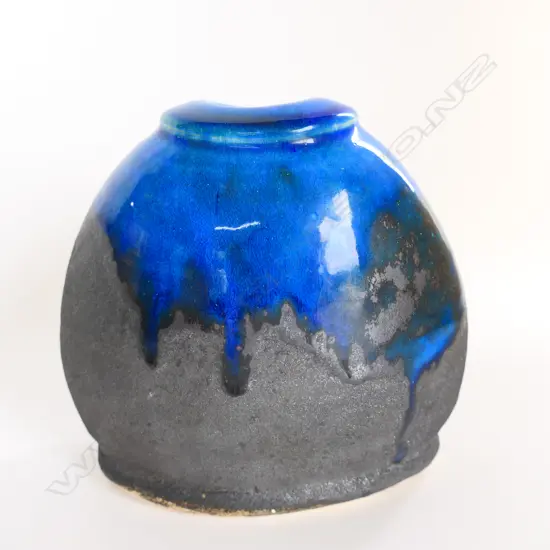 TOBY STAFFORD NZ STUDIO POTTERY OVOID VASE BLACK & BLUE H.145mm
