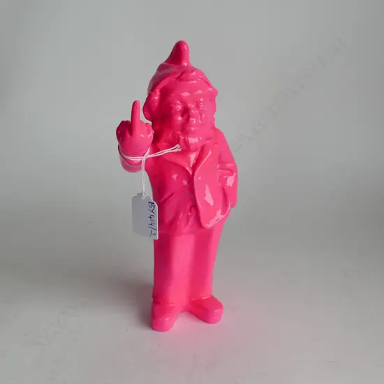 PINK RESIN GNOME PULLING THE FINGER H.240mm
