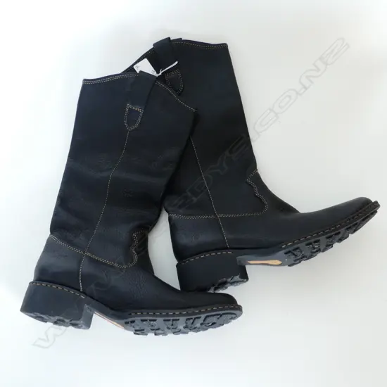 PR WOMEN'S 'BORN' BLACK LEATHER BOOTS size 9 / 40.5 hardly worn white stitching rubber sole 