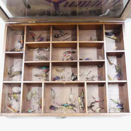 BOX VINTAGE FISHING FLYS
