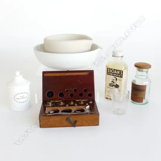 COLLECTION OF VINTAGE PHARMACY ITEMS & SET OF SMALL BOXED WEIGHTS