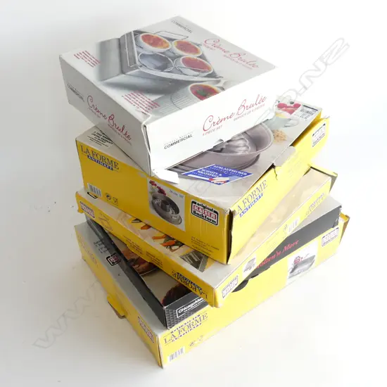 5 ASST QUALITY BOXED BAKEWARE TINS, NEW IN BOXES. 3 LA FORME, 2 CHICAGO METALLIC