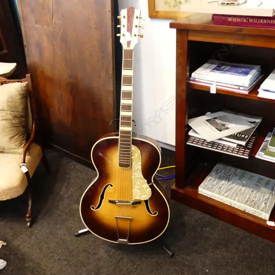 VINTAGE HOFNER ARCHTOP ACOUSTIC GUITAR w. STAND L.1050mm