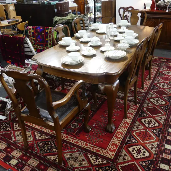 CLAW FOOT DINING TABLE w. 6 CHAIRS(2 CARVERS)