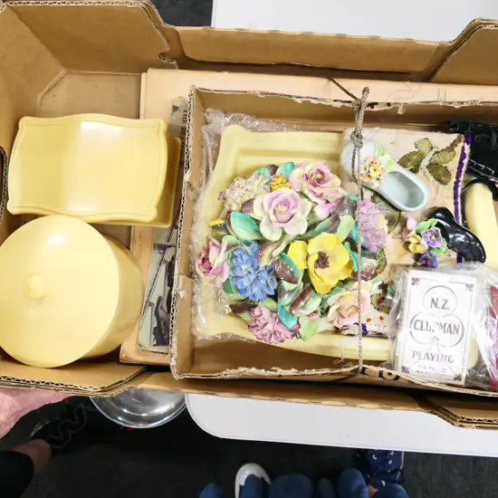BOX COLLECTABLES: FLORAL CHINA CENTRE PIECE a.f + 2 SHOES + early plastic vanity set + bangle +snuff box+American Indian