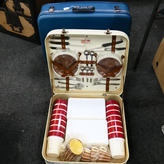 LG BLUE RETRO SUITCASE + CASED PICNIC SET5