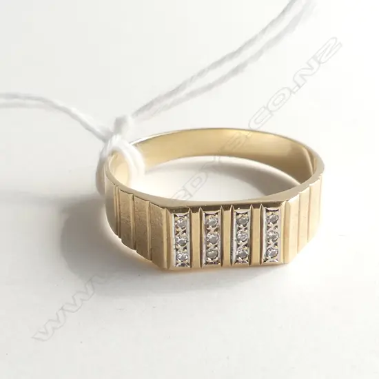 9CT GOLD AND DIAMOND GENT'S RING 4gm