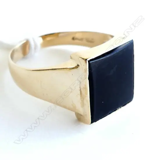 9CT GOLD & BLACK ONYX SIGNET RING 5.8GMS 