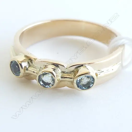 18CT GOLD RING WITH 3 BLUE STONES 4.5GMS