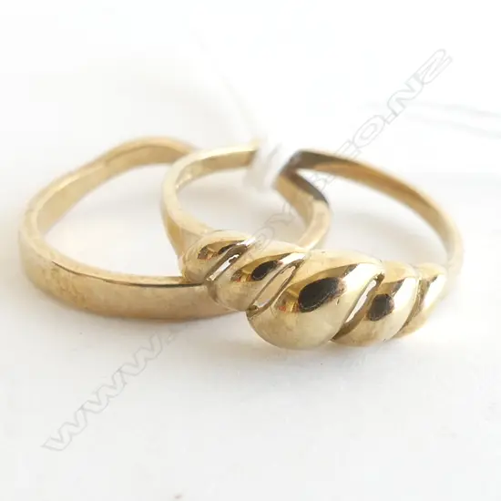 2 9CT GOLD RINGS  3.55GMS