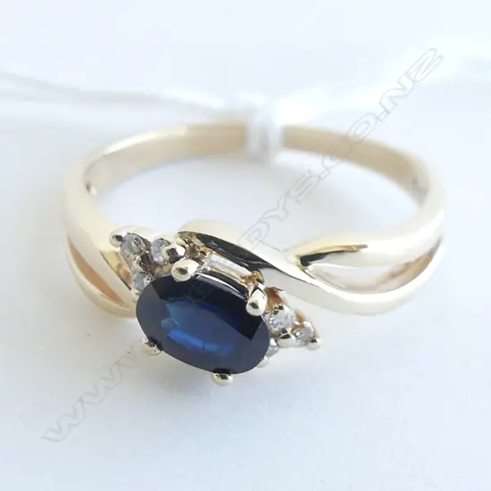 9CT GOLD & SAPPHIRE TWIST RING WITH  6 SMALL DIAMONDS 2.4GMS