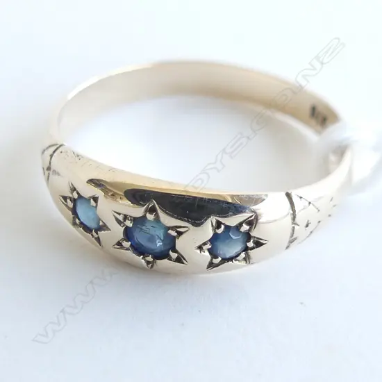 9CT GOLD RING WITH 3 BLUE STONES 2.4GMS