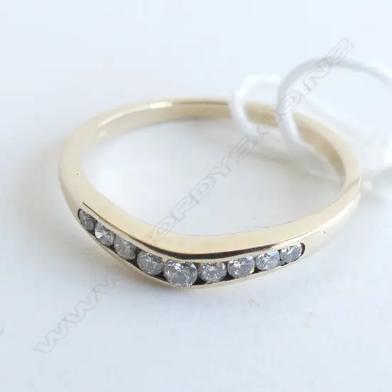 9CT GOLD & DIAMOND CHEVRON BAND RING 1.5GM