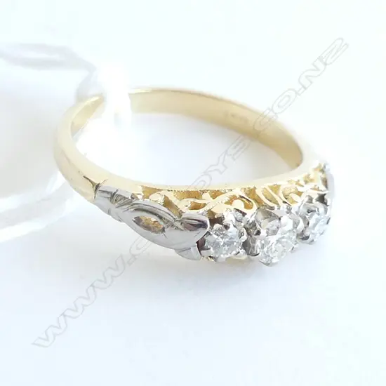 18CT GOLD 3 STONE DIAMOND RING 3.3GMS