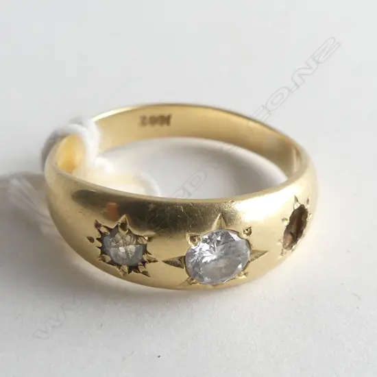 18ct GOLD & DIAMOND RING 1 DIAMOND MISSING 4.77gms