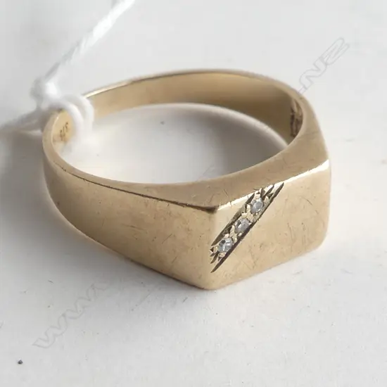 9CT GOLD & DIAMOND RING 4.4 GRAMS