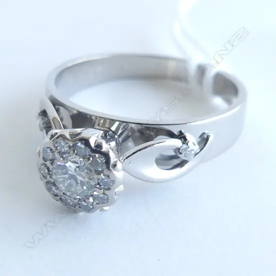 18CT WHITE GOLD & .27CT DIAMOND CLUSTER RING 5GMS