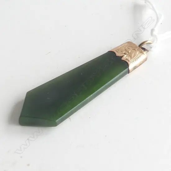 MAORI POUNAMU (GREENSTONE) & 9CT GOLD SPEAR SHAPE PENDANT