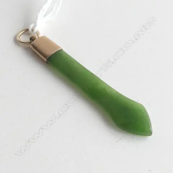 MAORI POUNAMU (GREENSTONE) & 9CT GOLD SPEAR SHAPE PENDANT