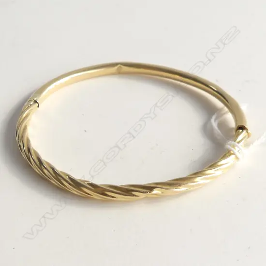 18CT GOLD TUBE BANGLE WITH CLIP 6.86GMS (HAS SOME DENTS) 