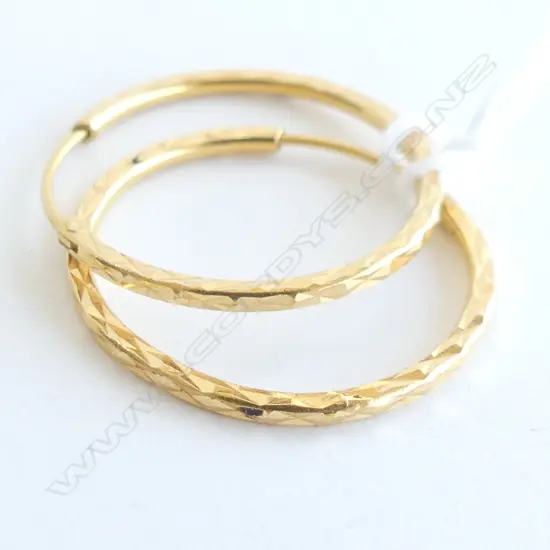 20CT GOLD ENGRAVED HOOP EARRINGS  2.8GMS 