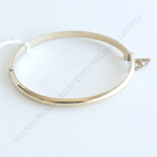 9CT GOLD HOLLOW BANGLE WITH CLIP & SAFETY CHAIN 8.2GMS