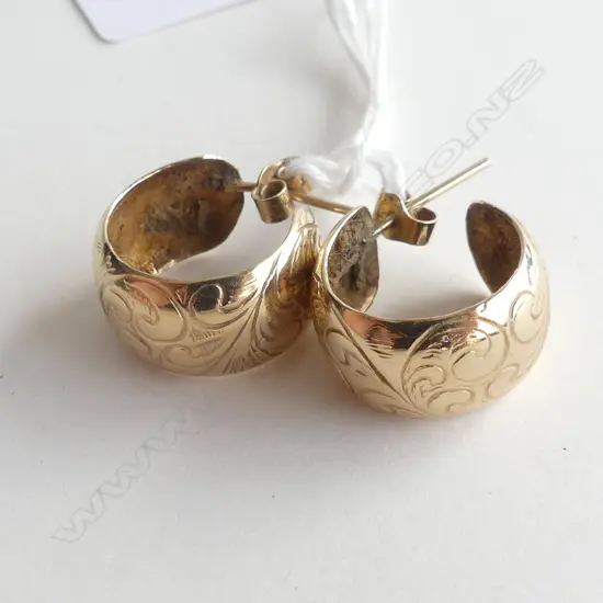 PR 9CT WIDE CURVED EARRINGS ENGRAVED LEAFY SCOLLS 3.48gms