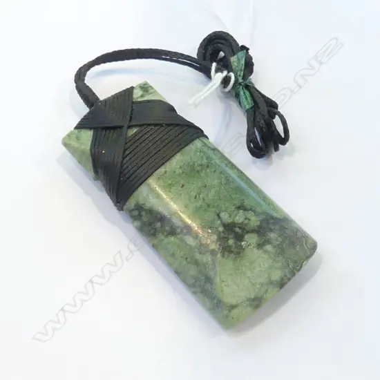 NZ POUNAMU (GREENSTONE) LG TOKI PENDANT (L.80MM) ON BLACK WAXED ADJUSTABLE CORD