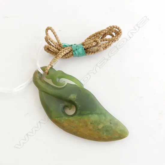 NZ POUNAMU (GREENSTONE)LG HOOK PENDANT (L 80MM) ON TAN WAXED ADJUSTABLE CORD