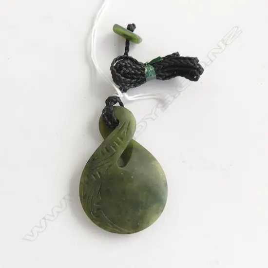 NZ POUNAMU (GREENSTONE) SINGLE TWIST CARVED PENDANT (L60MM) ON BLACK WAXED ADJUSTABLE CORD